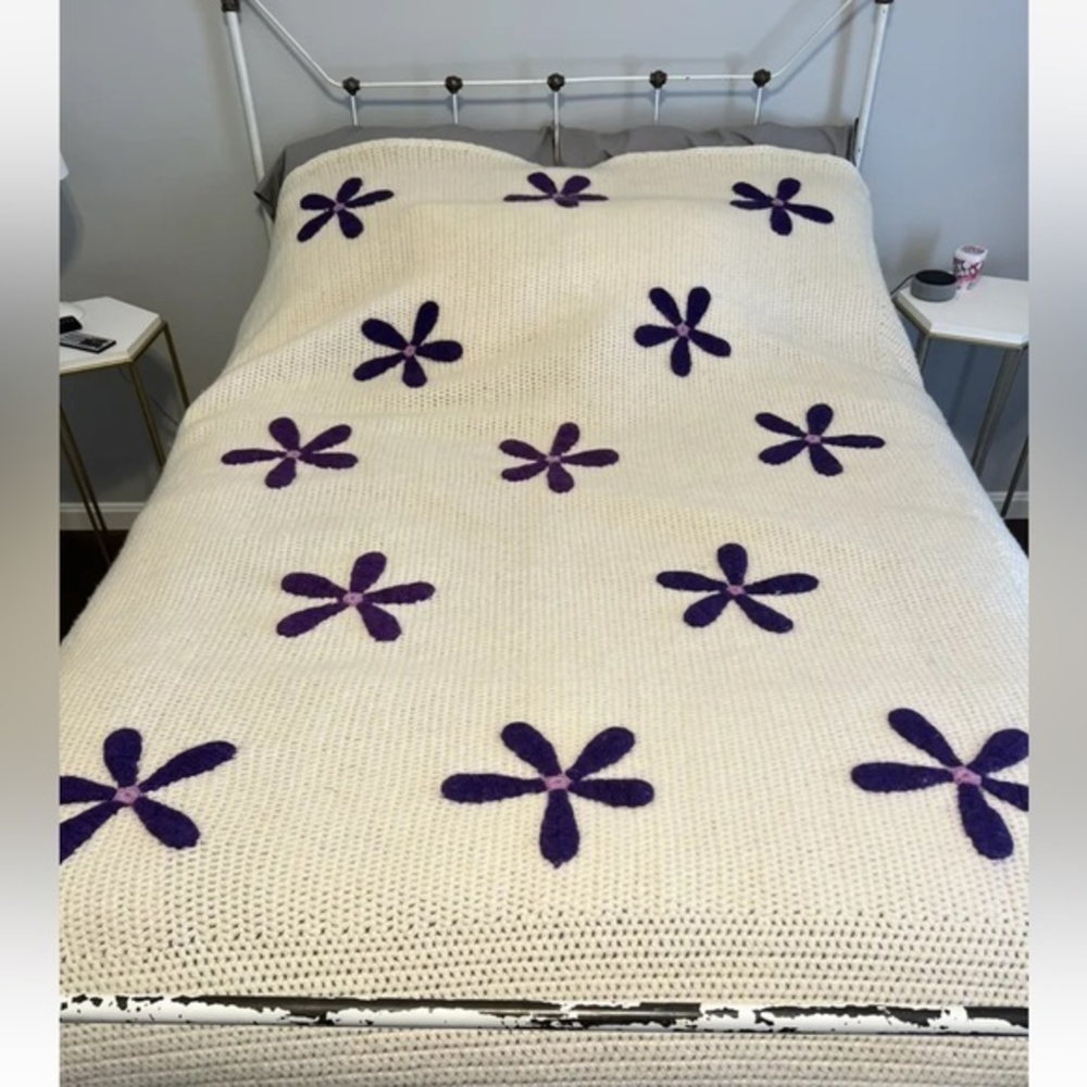 vintage 70’s Handmade chunky Knit Bedspread‎ w/large purple flowers